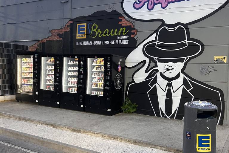 Die Snack- und Getränkeautomaten an der Marktrückseite, beleuchtet bei Nacht.
