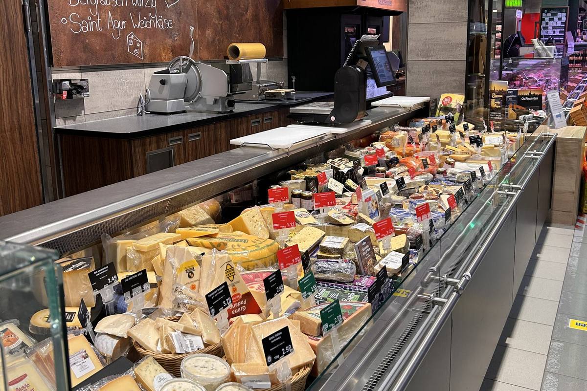 Die Käsetheke – Grundlage für Platten und Catering.