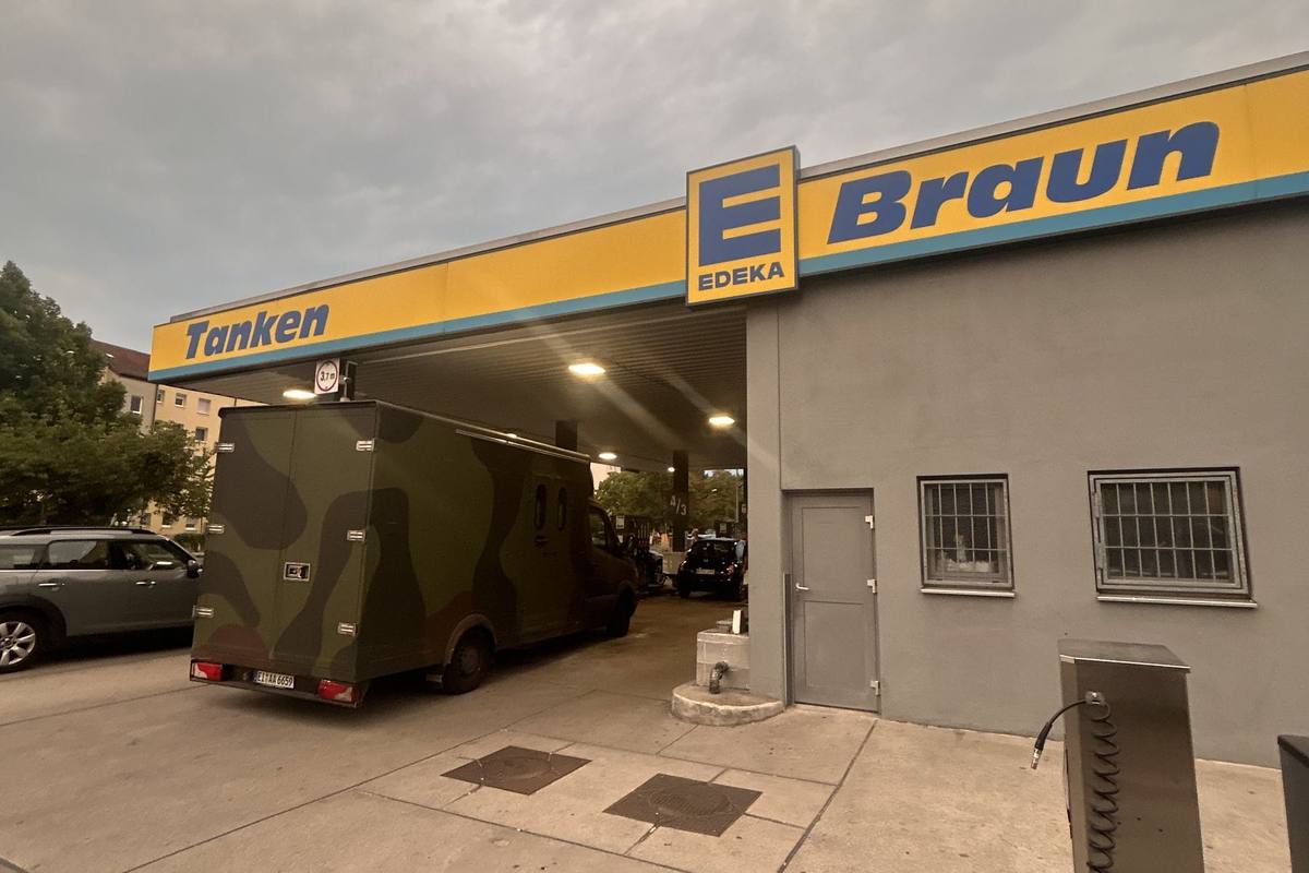 Die Tankstelle am Markt bei Tag: das gelbe Vordach über den Zapfsäulen, daneben die Preistafel.